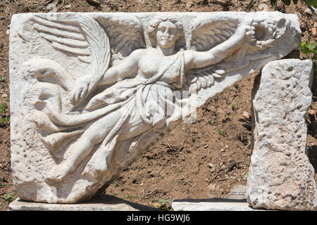 Ephesus, Provinz Izmir, Türkei.  High Marmorrelief von Nike, der Göttin des Sieges. Die geflügelte Siegesgöttin. Ephesus ist auf der Tentativliste Stockfoto