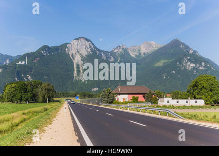 Die H144 Autobahn durch Ackerland in der Nähe von Crebelley, Kanton Waadt, Schweiz. Stockfoto