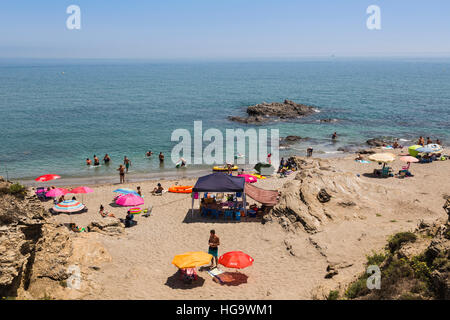 Mijas Costa, Costa Del Sol, Provinz Malaga, Andalusien, Südspanien.  Piedra del Cura Strand. Stockfoto