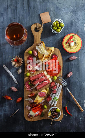 Tapas-Wurst mix aus Spanien Jamon Iberico Lomo Käse Schinken Chorizo Oliven Stockfoto