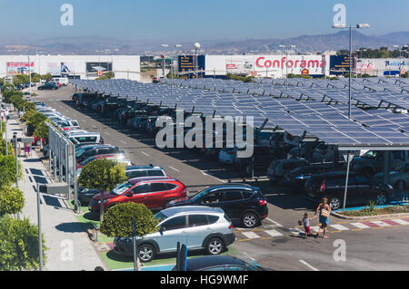 Solar-Panels verwendet wie Dächer, Schatten Stellplätze in Ikea-Parkplatz, Malaga, Provinz Malaga, Costa Del Sol, Andalusien, Südspanien. Stockfoto