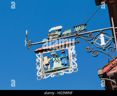 Appenzell, Appenzell Innerrhoden Kanton, Schweiz.  Informationen zu unterzeichnen vor dem Museum Appenzell in der Hauptgasse. Stockfoto