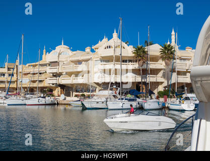 Benalmadena Costa, Costa Del Sol, Provinz Malaga, Andalusien, Südspanien. Sportboote in Benalmadena Marina. Puerto Deportivo. Luxus-Immobilie. Stockfoto