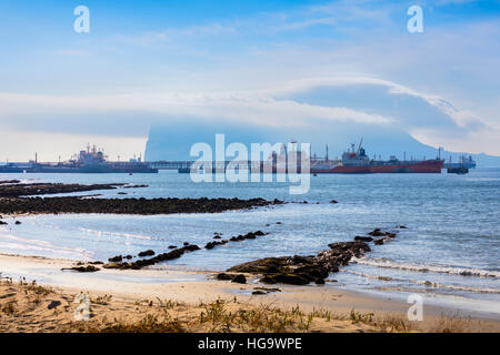 Der Felsen von Gibraltar fallenden seine berühmte Levanat Cloud gesehen über der Bucht von Algeciras in der Nähe von La Linea De La Concepcion, Provinz Cadiz, Andalusien, Stockfoto