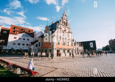 Riga, Lettland - 1. Juli 2016: Seitliche Sicht auf die Fassade des Hauses am Rathausplatz, altes Wahrzeichen und beliebten touristischen Schauplatz mit W Schwabe Stockfoto