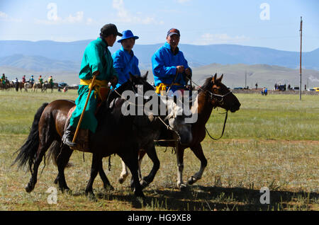 Mongolische Reiter kommen zur Teilnahme an des Naadam-fest. Stockfoto