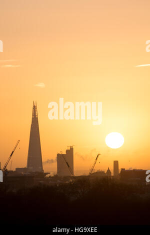 London-Sonnenaufgang durch die Scherbe, gesehen vom Primrose Hill Stockfoto