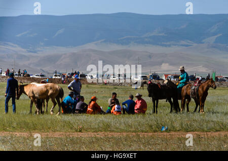 Familie Reiter im Feld vor dem Rennen zu sammeln. Stockfoto