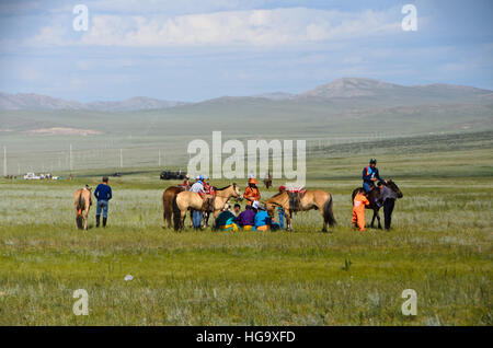 Familie Reiter im Feld vor dem Rennen zu sammeln. Stockfoto