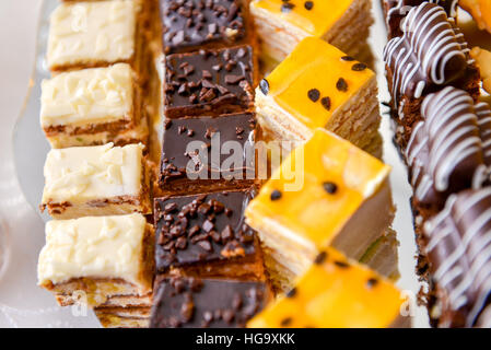 Tablett mit sortierten Kuchen auf dem Tisch Stockfoto