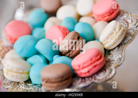 Bunte Macarons auf einem Teller auf den Tisch Stockfoto
