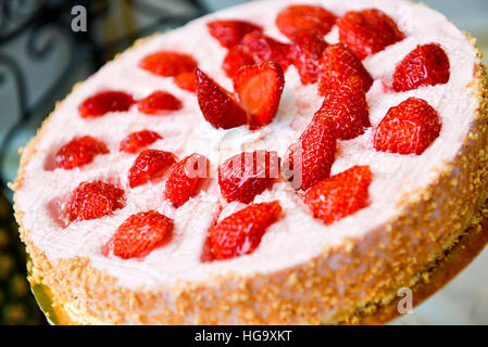 Tarte mit Erdbeeren und Schlagsahne auf Tisch Stockfoto