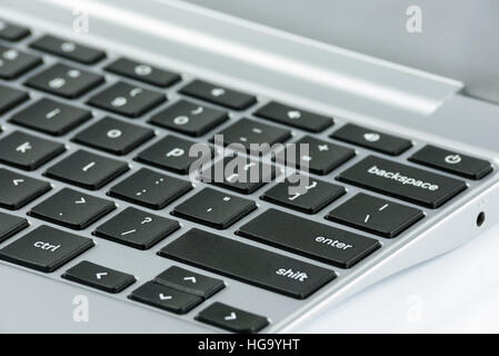 Nahaufnahme von der Tastatur in den renommierten Silber laptop Stockfoto