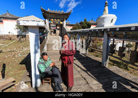 Lijiang, China - November 11,2016: tibetischer Mönch und Wache vor der tibetischen Tempel in der Dragon Jade Snow Mountain in Yunnan, China Stockfoto