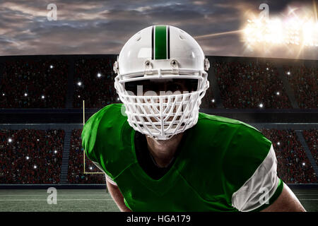 Nahaufnahme von einem Fußball grün mit einem weißen Uniform auf einem Stadion. Stockfoto