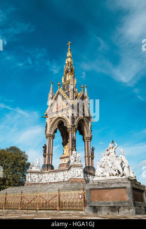 London, Vereinigtes Königreich - 17. Oktober 2016: Albert Memorial in den Kensington Gardens. Es wurde von Königin Victoria in Erinnerung an ihren Ehemann, Prin beauftragt. Stockfoto