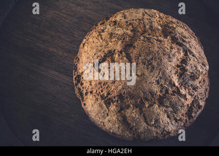 Vintage Muster - selbstgebackenes Brot ohne Hefe, glutenfrei, Backpulver. Öko-Brot auf einem Holzfass. Stockfoto