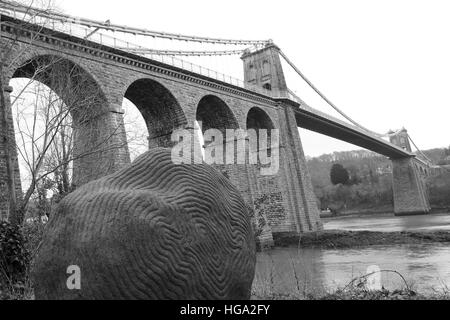 "Weltumsegelung" Boulder Kunst mit Menai Hängebrücke Stockfoto