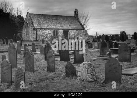 St. Tysilio Kirche und Friedhof an der Kirche Insel, Menai Bridge, Anglesey, Wales Stockfoto