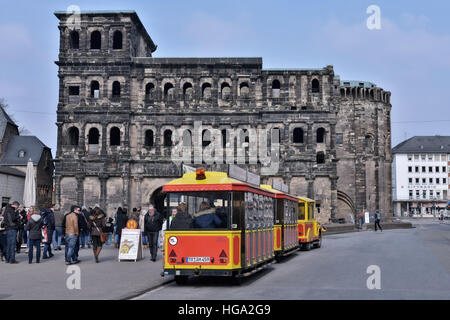 TRIER, Deutschland-März 14, 2015: Touristen warten auf einen Zug in der Nähe von römischen Festung Porta Nigra, Hauptattraktion der deutschen Stadt Trier Stockfoto