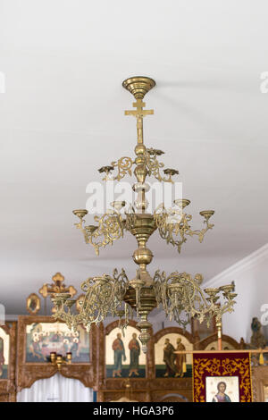Leuchter Bronze. Innenraum der orthodoxen Kirche. Stockfoto