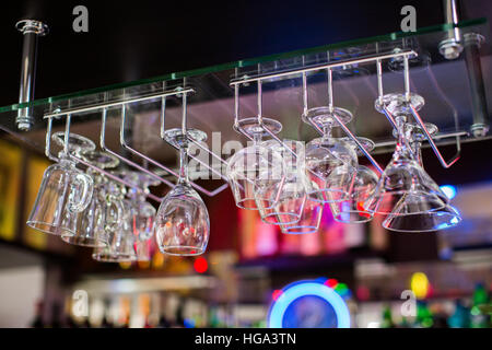 rack-Gläser im Regal über eine Bar im restaurant Stockfoto