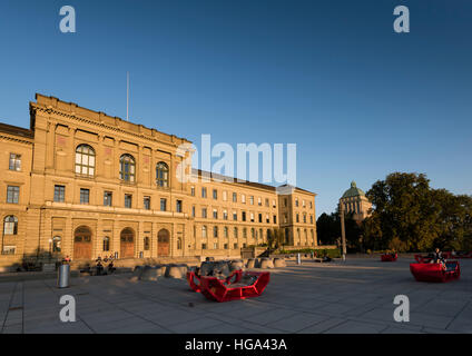 Hauptgebäude der Eidgenössischen Technischen (Hochschule ETH) Zürich in den Sonnenuntergang von der Polyterrasse gesehen. Stockfoto