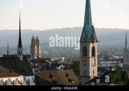 Zürich-Stadt-Panorama mit Grossmünster Kathedrale, Predigerkirche und Fraumünster in der untergehenden Sonne. Stockfoto