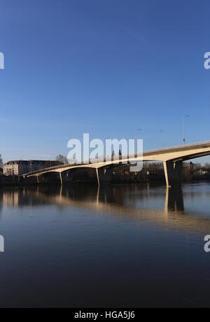 Mirabeau Brücke und Touren-Kathedrale mit Fluss Loire Tours France Dezember 2016 Stockfoto