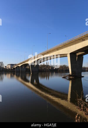 Mirabeau Brücke und Touren-Kathedrale mit Fluss Loire Tours France Dezember 2016 Stockfoto