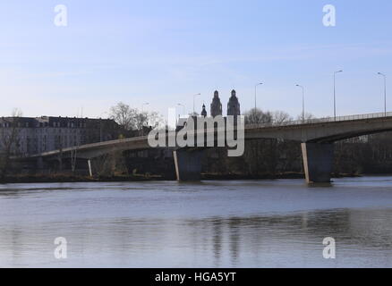 Mirabeau Brücke und Touren-Kathedrale mit Fluss Loire Tours France Dezember 2016 Stockfoto