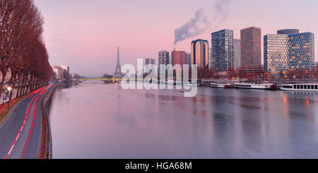 Panorama mit Eiffelturm bei Sonnenuntergang, Paris Frankreich Stockfoto