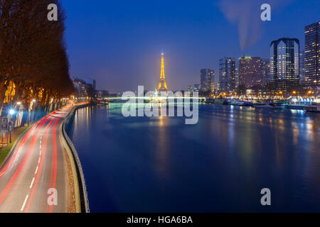 Panorama mit Eiffelturm bei Nacht, Paris Frankreich Stockfoto