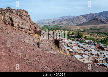 Luftbild vom Berg über dem berühmten roten Dorf Abyāneh in Natanz County, Iran. Sasanian Reich Ruinen im Vordergrund Stockfoto