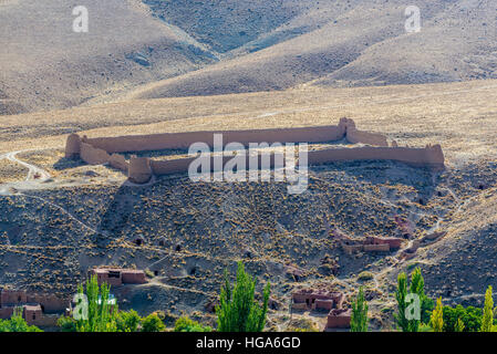 Ruinen der alten Burg der Sasanian Reich Ära in der berühmten roten Dorf Abyāneh in Natanz County, Provinz Isfahan, Iran Stockfoto