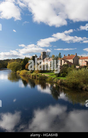 Malerisches ländliches West Tanfield Village & River Ure, North Yorkshire, England - Spiegelungen von Wolken auf dem Wasser, rote Pantiles auf Häusern, Kirchturm. Stockfoto