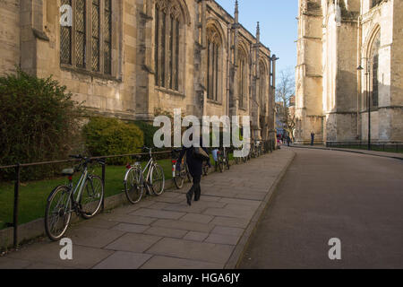 Reihe von Fahrrädern befestigt auf Geländer außerhalb der Kirche von St. Michael dh Belfrey, gegenüber York Minster, York, England. Stockfoto