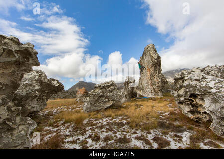 Eine starke männliche Kletterer auf einem hohen Felsen im Chimanimani Nationalpark, Simbabwe Stockfoto