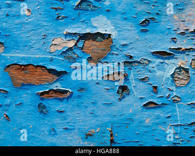 Abblätternde Farbe auf Holzplatten aus einem Boot Rumpf Hintergrundtextur Stockfoto