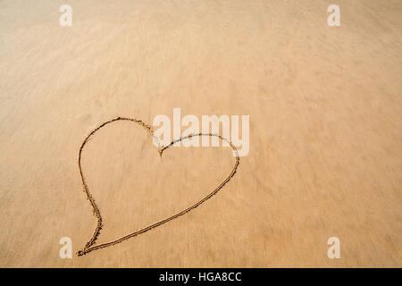 Herz, gezeichnet in die glatte Strandsand zum romantischen Valentinstag feiern Stockfoto