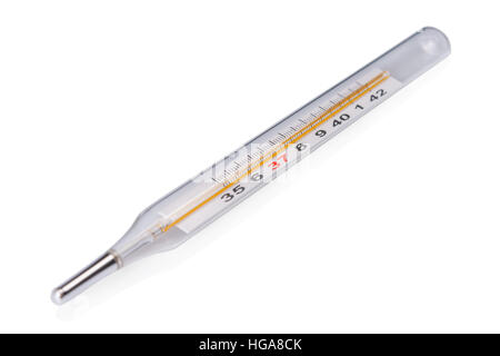 Traditionelle Thermometer mit Fokus auf hohem Fieber Temperatur isoliert auf weißem Hintergrund. Stockfoto