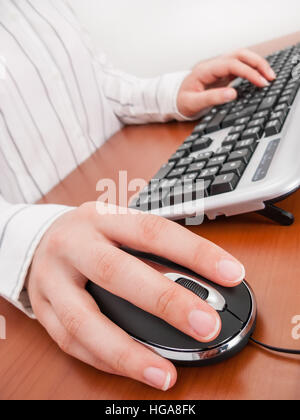 Geschäftsfrau oder weiblich Sekretärin am Schreibtisch, das Schreiben auf der Computertastatur und Maus Stockfoto