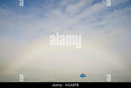 Unter Fogbow Rafting Alsek River Stockfoto