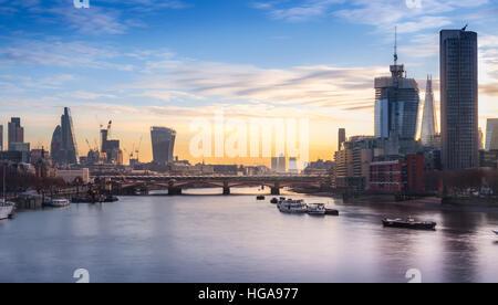 Skyline von London in Richtung Embakment Bridge und big Ben, wie gesehen von der Waterloo Bridge bei Sonnenaufgang Stockfoto