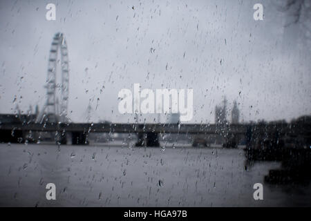 Regentropfen auf Glas mit Bewegungsunschärfe London Skyline im Hintergrund Stockfoto