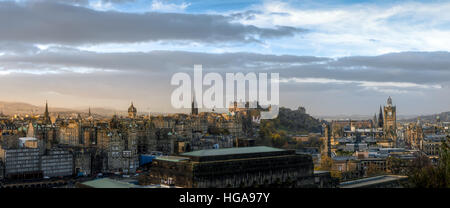 Edinburgh Stadtbild und Skyline von Calton Hill gesehen. Panorama-Blick Stockfoto