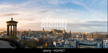 Edinburgh Stadtbild und Skyline von Calton Hill gesehen. Panorama-Blick Stockfoto