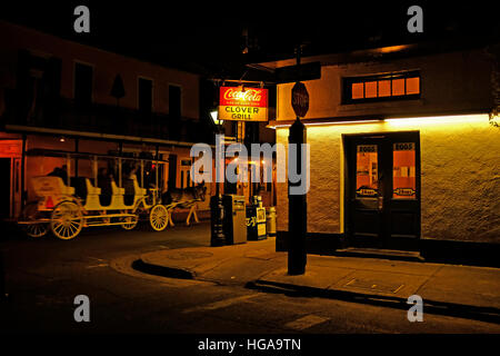 NEW ORLEANS, LA: Eine Pferdekutsche fährt vorbei an der Clover Grill an der Ecke der Straßen Dumaine und Bourbon. 14.11.16 Stockfoto