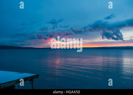 Die Sonne geht hinter den Puget Sound im Winter. Stockfoto