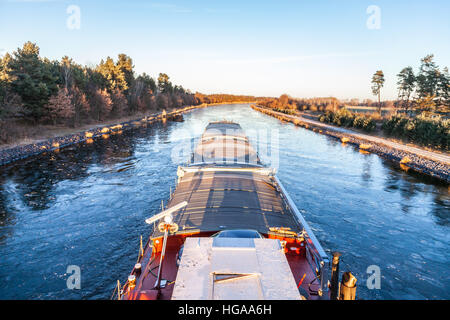 Binnenschiff fährt einen Kanal-Fluss entlang Stockfoto